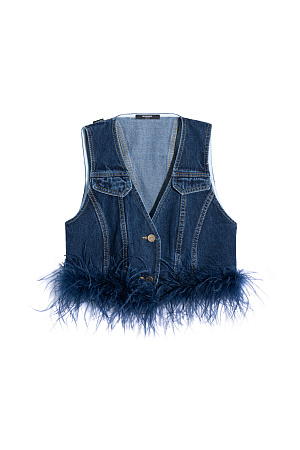 синий Джинсовый жилет из 100% хлопка, декорированный лентой со страусиными перьями. Лента с перьями отстегивается. Застежка изделия на металлические пуговицы.