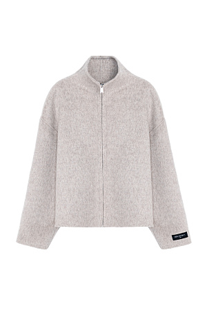 бежевый Жакет из шерсти с воротником-стойкой. Модель свободного силуэта со спущенной линией плеча и брендированным ярлыком на рукаве и спине. Застежка на молнию. Без подкладки. 