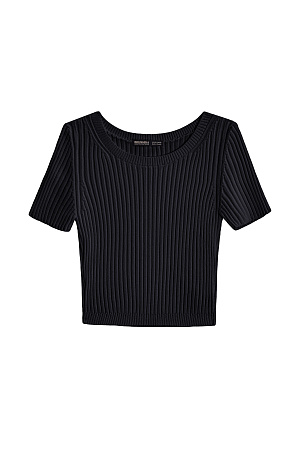 черный Короткий трикотажный топ из вискозы в рубчик. Модель приталенного силуэта с короткими рукавами и круглым вырезом горловины. Дополнить образ можно юбкой плиссе.