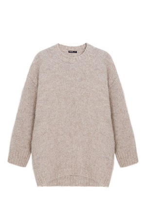 бежевый Трикотажный джемпер из пушистой пряжи на основе шерсти альпака. Модель свободного силуэта со спущенной линией плеча. Края изделия в рубчик.