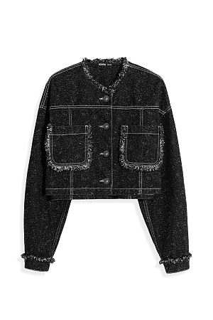 черный Джинсовый жакет из 100% хлопка. Модель свободного силуэта со спущенной линией плеча и накладными карманами. Застежка на металлические пуговицы. Изделие декорировано бахромой на карманах, манжетах рукавов и воротнике. Дополнить образ можно юбкой в таком же стиле.