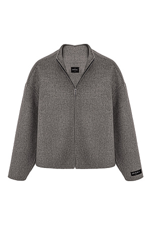 коричневый Укороченный жакет со спущенной линией плеча. Модель свободного силуэта с боковыми карманами и брендированным ярлыком.