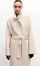 Пальто-халат из смесовой шерсти без подкладки. Английский воротник, накладные карманы и широкий пояс из основного материала. При пошиве этого изделия была использована технология double face, благодаря которой внутренняя сторона выглядит также аккуратно, как и внешняя.