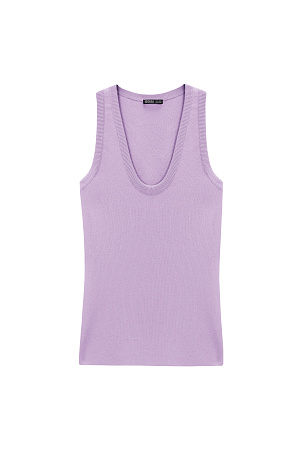 сиреневый Трикотажный топ из вискозы. Модель приталенного силуэта, с U-образным вырезом горловины и глубокой проймой. 
