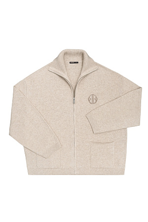 бежевый Трикотажный бомбер в спортивном стиле. Модель свободного силуэта со спущенной линией плеча и боковыми карманами. Вышивка логотипа бренда на груди. Застежка на молнию.