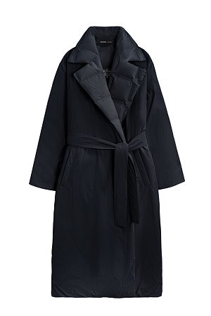 черный Двустороннее утепленное пальто на запах. Модель прямого кроя, с широкими лацканами и боковыми карманами. Пояс в комплекте. Изделие декорировано геометрической стежкой и брендированным тиснением. 