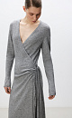 Трикотажное платье на запах из шерсти и кашемира. Модель приталенного силуэта с V-образным вырезом, длинными рукавами и кулиской на талии. Подол платья и манжеты рукавов декорированы валиками.