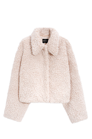 бежевый Объемная шуба из экомеха на синтепоне. Модель прямого кроя со спущенной линией плеча и отложным воротником. Застежка на скрытые кнопки под планкой.