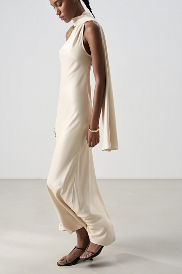 Атласное платье с шарфом