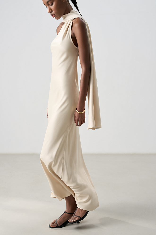 Атласное платье с шарфом