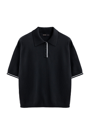 черный Трикотажная футболка поло из вискозы. Модель прямого силуэта, со спущенной линией плеч, короткими рукавами, отложным воротником-поло и планкой с тремя пуговицами. Рукава и нижний край изделия декорированы кантом контрастного цвета. 
