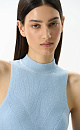 Трикотажный топ из хлопка с добавлением вискозы. Модель с высоким воротником-стойкой и глубокой проймой. Воротник изделия выполнен в мелкий рубчик. 