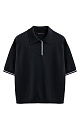 Трикотажная футболка поло из вискозы. Модель прямого силуэта, со спущенной линией плеч, короткими рукавами, отложным воротником-поло и планкой с тремя пуговицами. Рукава и нижний край изделия декорированы кантом контрастного цвета. 