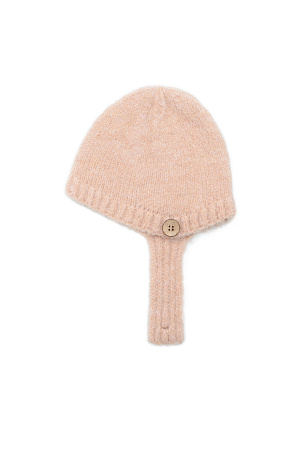 бежевый Трикотажный чепчик с застежкой на пуговицу. Модель выполнена из шерсти с добавлением мохера, края изделия в рубчик.