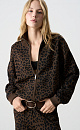 Трикотажный бомбер из вискозы с анималистичным принтом, имитирующим пятна леопарда. Модель свободного кроя, со спущенной линией плеч, воротником-стойкой и двумя боковыми карманами. Застежка на молнию. Края изделия выполнены в рубчик.