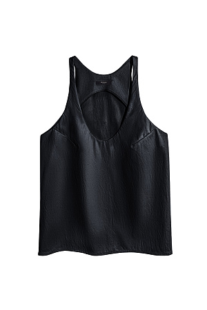 черный Топ из текстурной экокожи. Модель свободного силуэта на тонких бретельках и глубоким вырезом декольте.