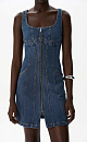 Джинсовое платье длины мини из хлопка. Модель приталенного силуэта на широких бретельках, с двумя боковыми карманами, карманами сзади и застежкой на молнию. Платье имеет отрезной лиф с декоративными швами.