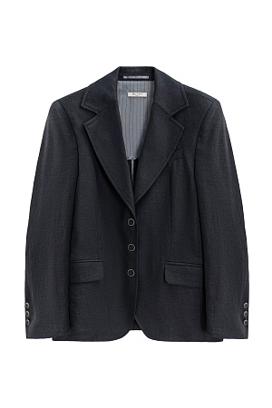 черный Однобортный жакет из 100% льна. Модель приталенного силуэта, с классическим английским воротником, нагрудным карманом, боковыми прорезными карманами с клапанами и отстрочкой контрастного цвета. Застежка на три пуговицы. Изделие без подкладки.