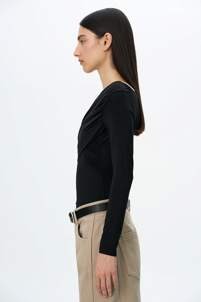 Топ с драпировкой на груди