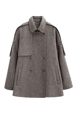 коричневый Двубортное пальто с добавлением верблюжьей шерсти. Модель прямого свободного силуэта с отложным воротником и боковыми карманами. Изделие декорировано отлетной кокеткой и широкими лацканами на плечах. На талии расположены шлевки, через которые продевается пояс, выполненный из того же материала, что и пальто. Без подкладки. 