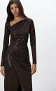 Платье длины макси с асимметричным вырезом и драпировкой. Модель приталенного силуэта с длинным рукавом и разрезом спереди.