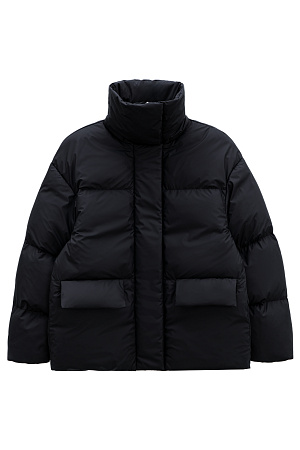 черный Пуховик с двумя накладными карманами, воротником-стойкой и капюшоном. Застежка на молнию под планкой. Низ изделия выполнен на регулируемой кулиске. На подкладке.