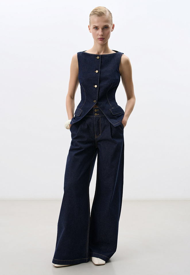 Прямые джинсы с небольшим расклешением