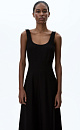 Трикотажное платье длины миди из плотной вискозы. Модель без рукавов, на широких бретелях и юбкой А-силуэта. Застежка на молнию сзади.