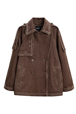 коричневый Джинсовый двубортный тренч из 100% хлопка. Модель свободного кроя, с классическим отложным воротником, отлетной кокеткой, патами на плечах, двумя боковыми карманами и шлевками на талии для пояса. Застежка на металлические пуговицы. Изделие без подкладки. 