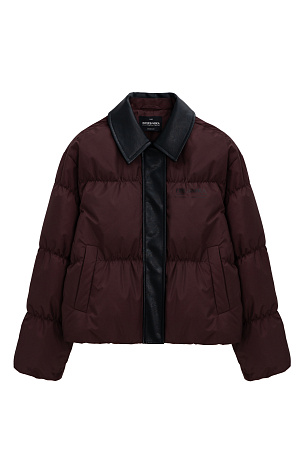 бордовый Стеганый пуховик с отложным воротником из экокожи. Модель свободного силуэта со спущенной линией плеч и боковыми карманами. Застежка на молнию и магнитные кнопки под вертикальной планкой из экокожи. Логотип на груди. Изделие выполнено на подкладке.