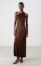 Платье длины макси из атласной вискозы. Модель приталенного силуэта, без рукавов, с перекрученной лямкой на одно плечо и разрезом сбоку.