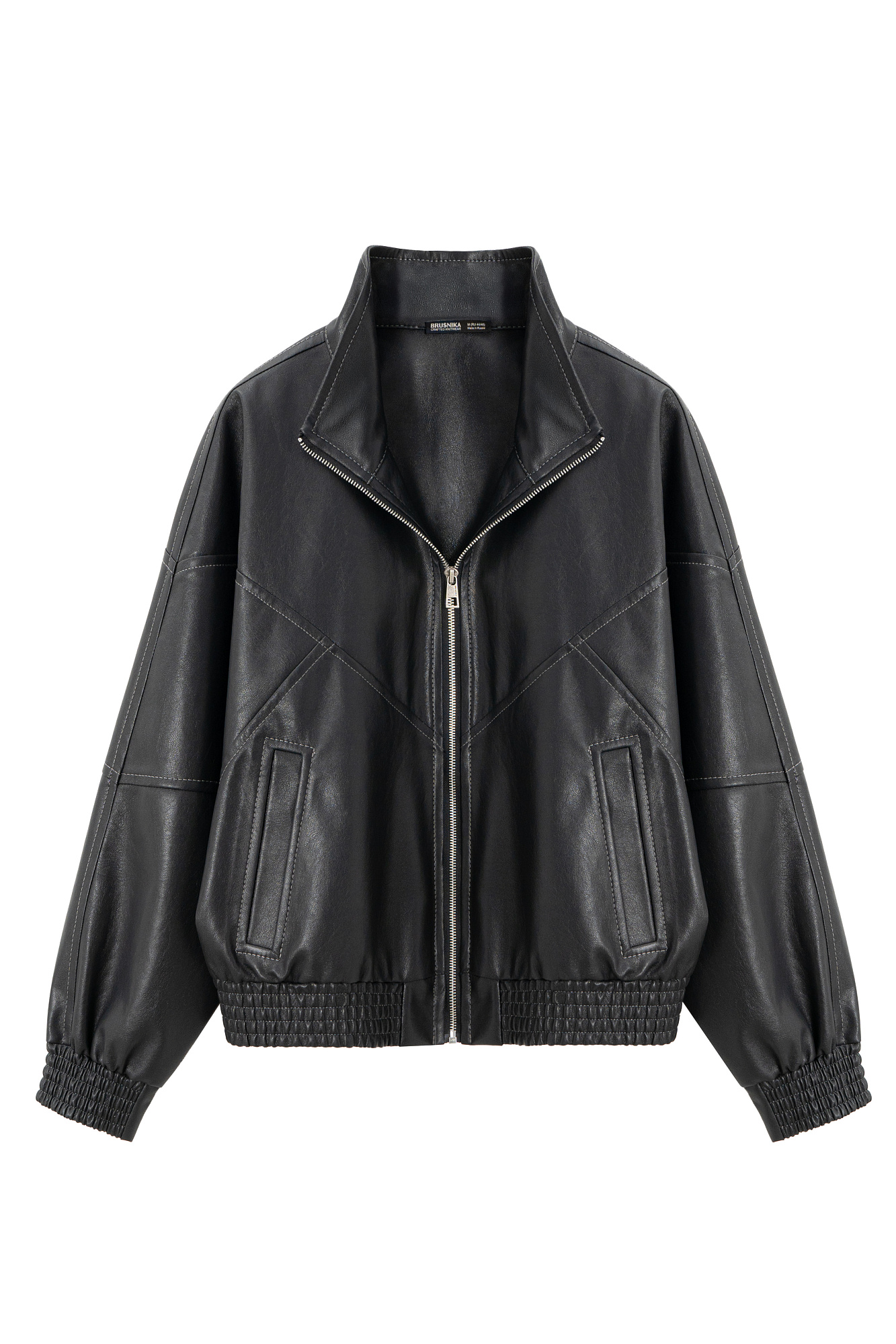 Бомбер из экокожи с боковыми карманами. Модель свободного силуэта с воротоником стойкой. Низ изделия и манжеты рукавов выполнены на резинке. Брендированный ярлык на спине. Застежка на молнию. Без подкладки.
