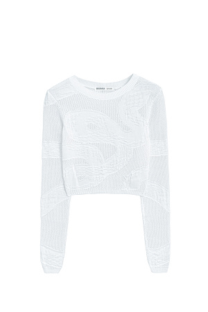 белый Трикотажный топ из органического хлопка. Молель укороченного силуэта, с длинными рукавами и круглым вырезом горловины. Изделие декорировано жаккардовым узором в виде змеи. Без подкладки.<br />
Органический хлопок - более экологичная и безопасная альтернатива обычному хлопку, выращенная без использования химикатов.