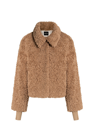 коричневый Короткая шуба из искусственного меха с отложным воротом. Застежка на кнопки под планкой. Длинные рукава с трикотажными митенками.