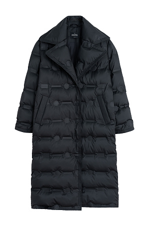 черный Длинный пуховик с брендированным тиснением. Модель свободного силуэта с широким отложным воротником без капюшона. Застежка на пуговицы. Изделие на подкладке.