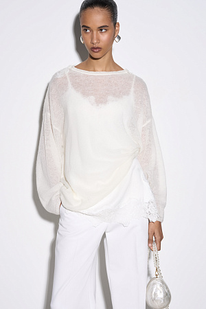 белый Трикотажный полупрозрачный джемпер из шерсти мериноса экстрафайн и альпака экстрафайн. Модель свободного силуэта со спущенной линией плеча и V-образным вырезом на спинке, декорированным кружевом.