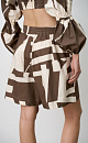 Шорты с геометрическим принтом из вискозы с добавлением льна. Дополнить образ можно топом в таком же стиле.