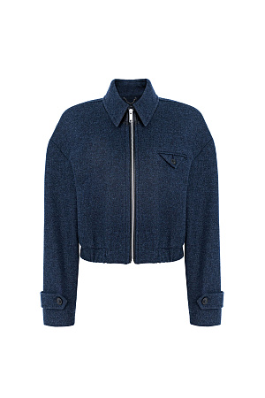 синий Шерстяной бомбер с отложным с воротником. Модель прямого силуэта с подплечниками и имитацией кармана на груди. Длинные рукава с патами на манжетах. Воротник декорирован вставкой из экокожи. Застежка на молнию. Изделие на подкладке.