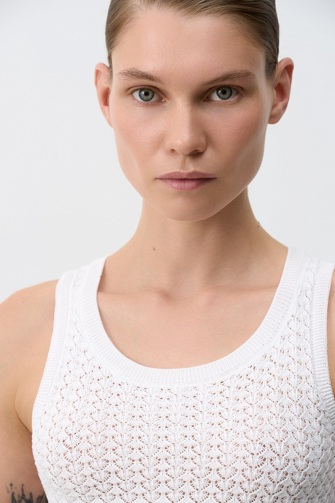 Трикотажный топ с ажурным рисунком