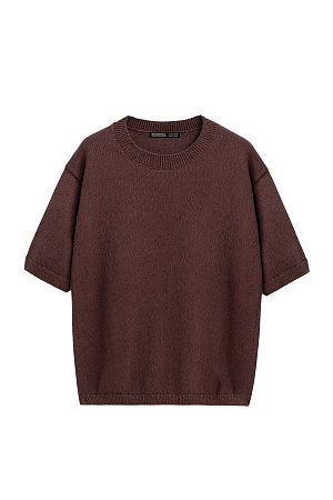 коричневый Трикотажная футболка из хлопка с добавлением вискозы. Модель свободного силуэта, со спущенной линией плеч и круглым вырезом горловины. Края изделия выполнены в рубчик. 