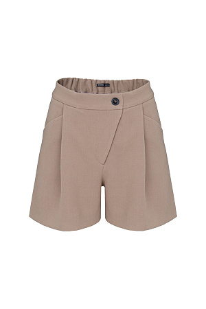 бежевый Шорты из поливискозы с косой застежкой и карманами по бокам. Дополнить образ можно рубашкой с накладными карманами и бежевым тренчем.