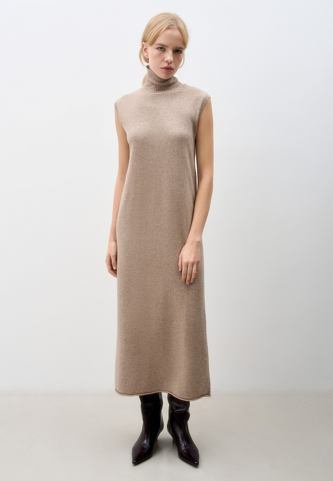 Трикотажное платье макси с высоким воротником