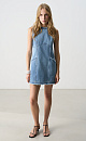 Джинсовое платье длины мини из 100% хлопка. Модель прямого кроя, без рукавов, с круглым вырезом горловины и двумя накладными карманами. Изделие с необработанным краем. Застежка на молнию сзади.