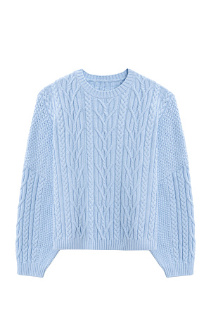 белый Трикотажный джемпер из вискозы и хлопка. Модель свободного силуэта со спущенной линией плеч, объемными рукавами и круглым вырезом горловины. Изделие декорировано фактурной вязкой в виде кос разной толщины. Края выполнены в рубчик. 