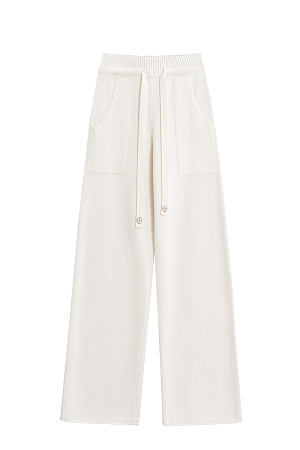молочный Трикотажные брюки из кашемира и шерсти. Модель прямого силуэта с накладными карманами и эластичным поясом в рубчик на кулиске. Дополнить образ можно бомбером. 