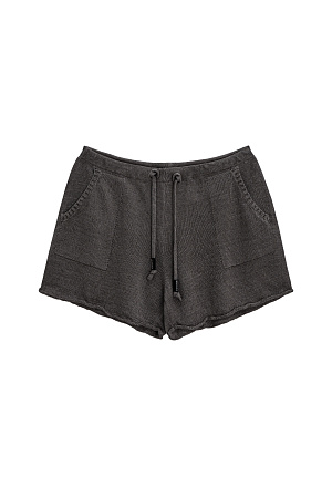 серый Трикотажные короткие шорты из 100% льна. Модель свободного кроя с двумя боковыми карманами и регулиремым поясом на кулиске.