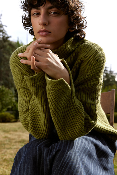 Джемпер с шерстью альпака со спущенным плечом