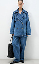 Джинсовый двубортный тренч из 100% хлопка. Модель свободного кроя, с классическим отложным воротником, отлетной кокеткой, патами на плечах, двумя боковыми карманами и шлевками на талии для пояса. Застежка на металлические пуговицы. Изделие без подкладки. 