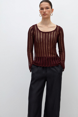 бордовый Трикотажный джемпер выполнен из полупрозрачного мерсеризованного хлопка, который является прочным, гипоаллергенным и имеет лучшие характеристики по сравнению с обычным хлопком. Он не подвержен деформации, не выцветает, при этом сохраняет мягкость и комфорт при ношении.