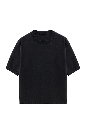 черный Трикотажная футболка из хлопка с добавлением вискозы. Модель свободного силуэта, со спущенной линией плеч и круглым вырезом горловины. Края изделия выполнены в рубчик. 